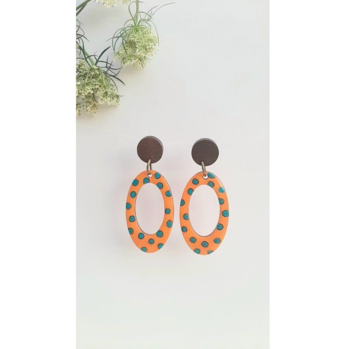 Boucles d'oreilles en bois peinte à la main.