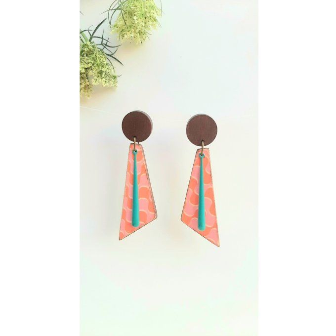 Boucles d'oreilles en bois peintes et papiers. 