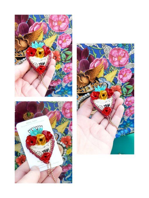 Broche ex-voto fleurs rouges et jaunes. 